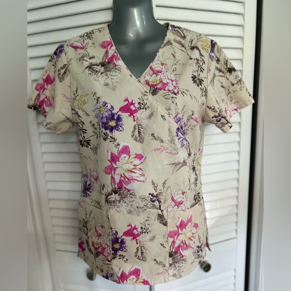 SB scrub top XS creamy floral pattern very in good condition